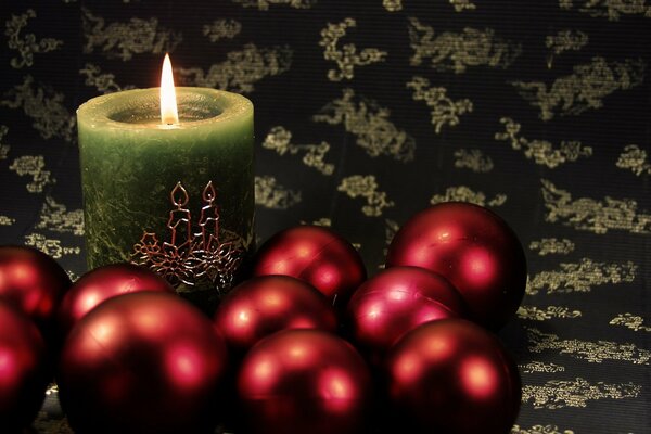 Vela verde y globos rojos para Navidad