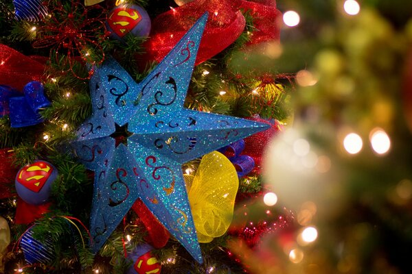 Para el año Nuevo en el árbol de Navidad hermosas decoraciones y una estrella brillante