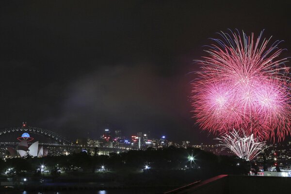 Sydney nocturne avec un salut rose vif dans le ciel