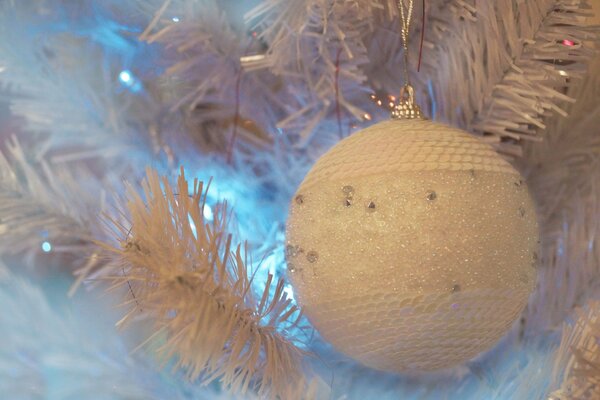 Jouets de Noël et boules sur l arbre de Noël