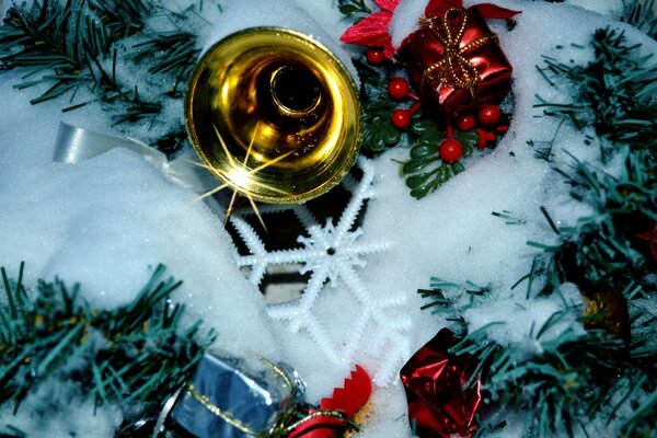 Glocken und Schneeflocken im Schnee