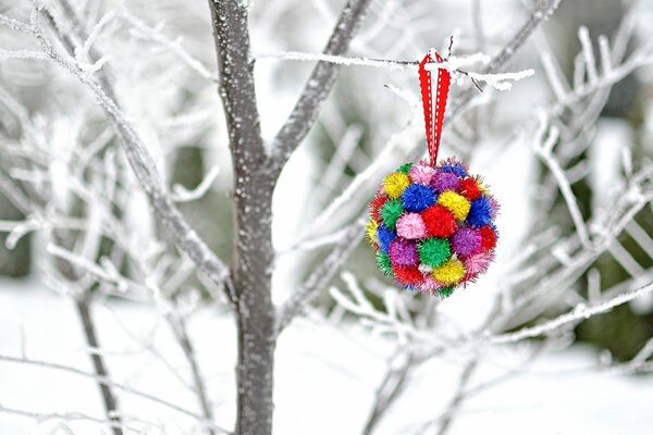 Weihnachtsspielzeug hängt am Weihnachtsbaum