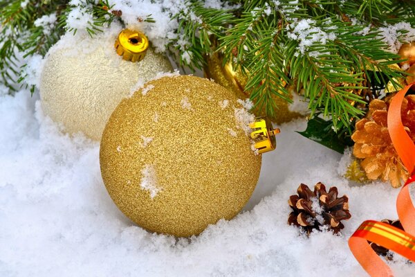 Новогодние шары и прочие украшения для елки
