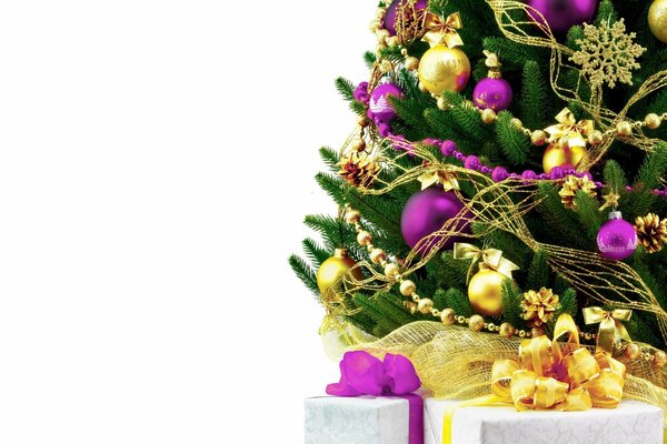 Grüner Weihnachtsbaum mit Weihnachtsspielzeug verziert und von Weihnachtsgeschenken umgeben