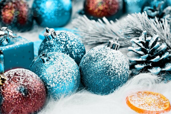 Boules de fête multicolores dans la neige