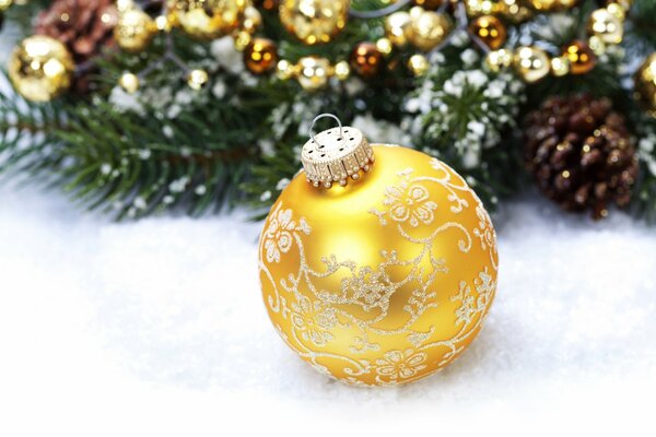 Decoración de Navidad-bola de oro en el árbol de Navidad