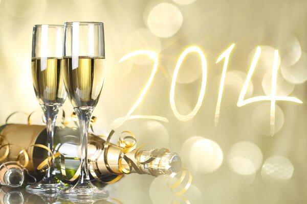 Postal para el Nuevo año 2014 con un par de copas de champán y serpentina