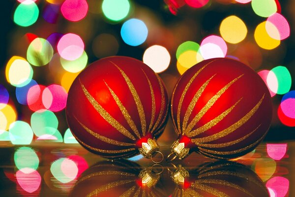 Belle décoration de Noël sous la forme de jouets de Noël et des guirlandes sur le fond