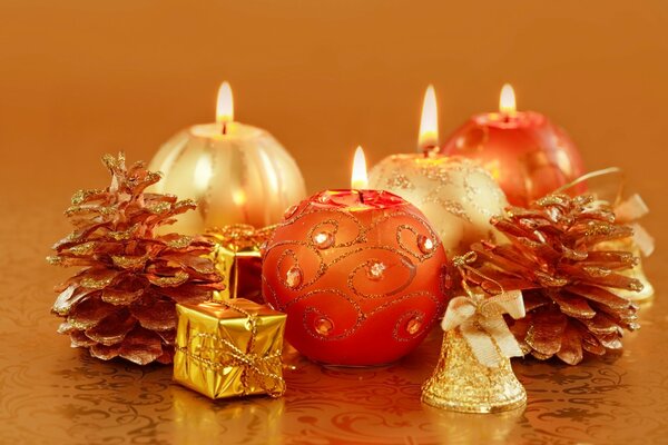 Eine gemütliche Otosphäre von Neujahr und Weihnachten mit Kerzen und Zapfen