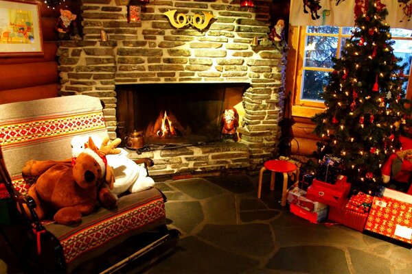 Dessin de Noël avec cheminée, arbre de Noël et cadeaux
