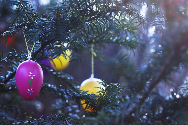 Juguetes de Navidad en un hermoso abeto