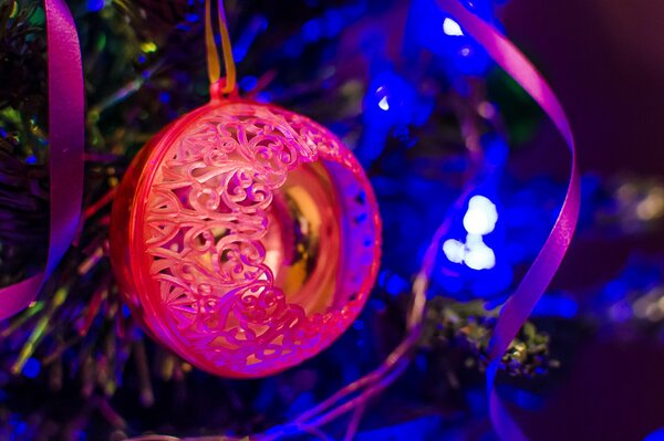 Bola de Navidad en el fondo de una guirnalda ardiente