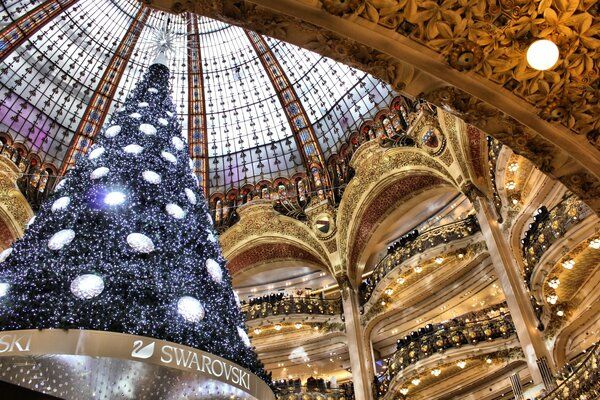 Ein eleganter Weihnachtsbaum in Frankreich