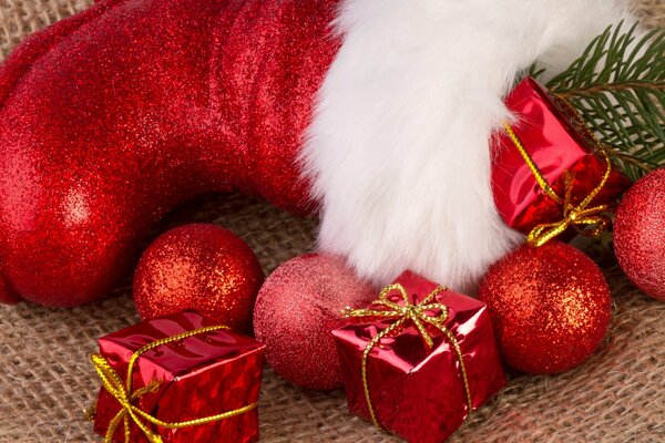 Boules de Noël et décorations en rouge