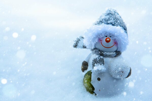 Weihnachtsschneemann lächelt im Schnee