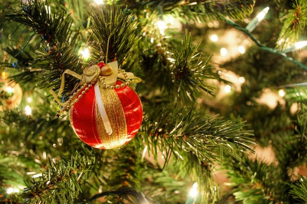 Foto eines festlichen Weihnachtsbaumes für das neue Jahr. Weihnachtskugel am Weihnachtsbaum Foto mit Girlande