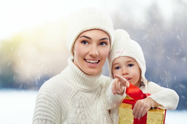 schneereicher Winter. Mutter und Tochter feiern Weihnachten