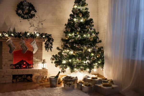 Regali sotto l albero di Natale nell angolo accanto al camino