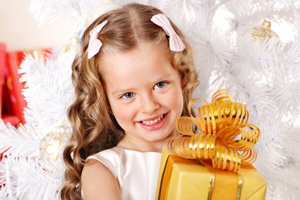 Foto des Kindes unter dem Weihnachtsbaum. Festliches Foto des Mädchens