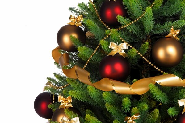 Arbre de Noël vert décoré avec des boules et des rubans