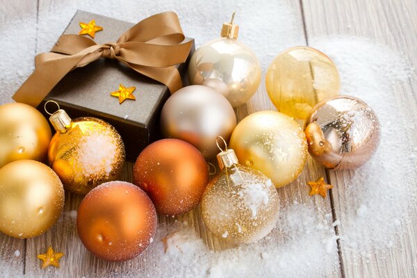 Hermosos regalos para el año nuevo. Bolas de colores