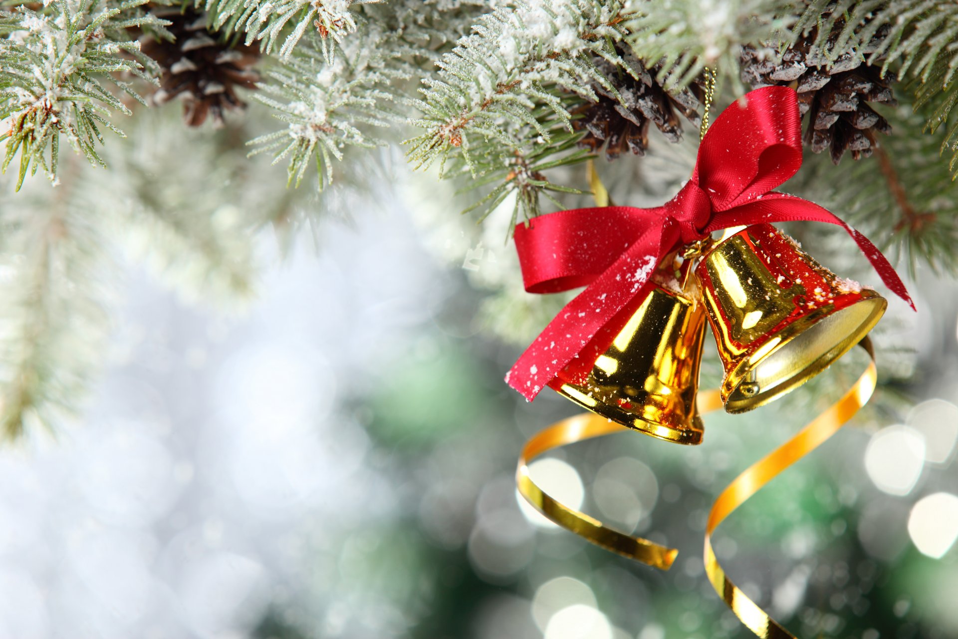 glocken bänder dekoration tanne weihnachtsbaum schnee zweig zapfen neujahr