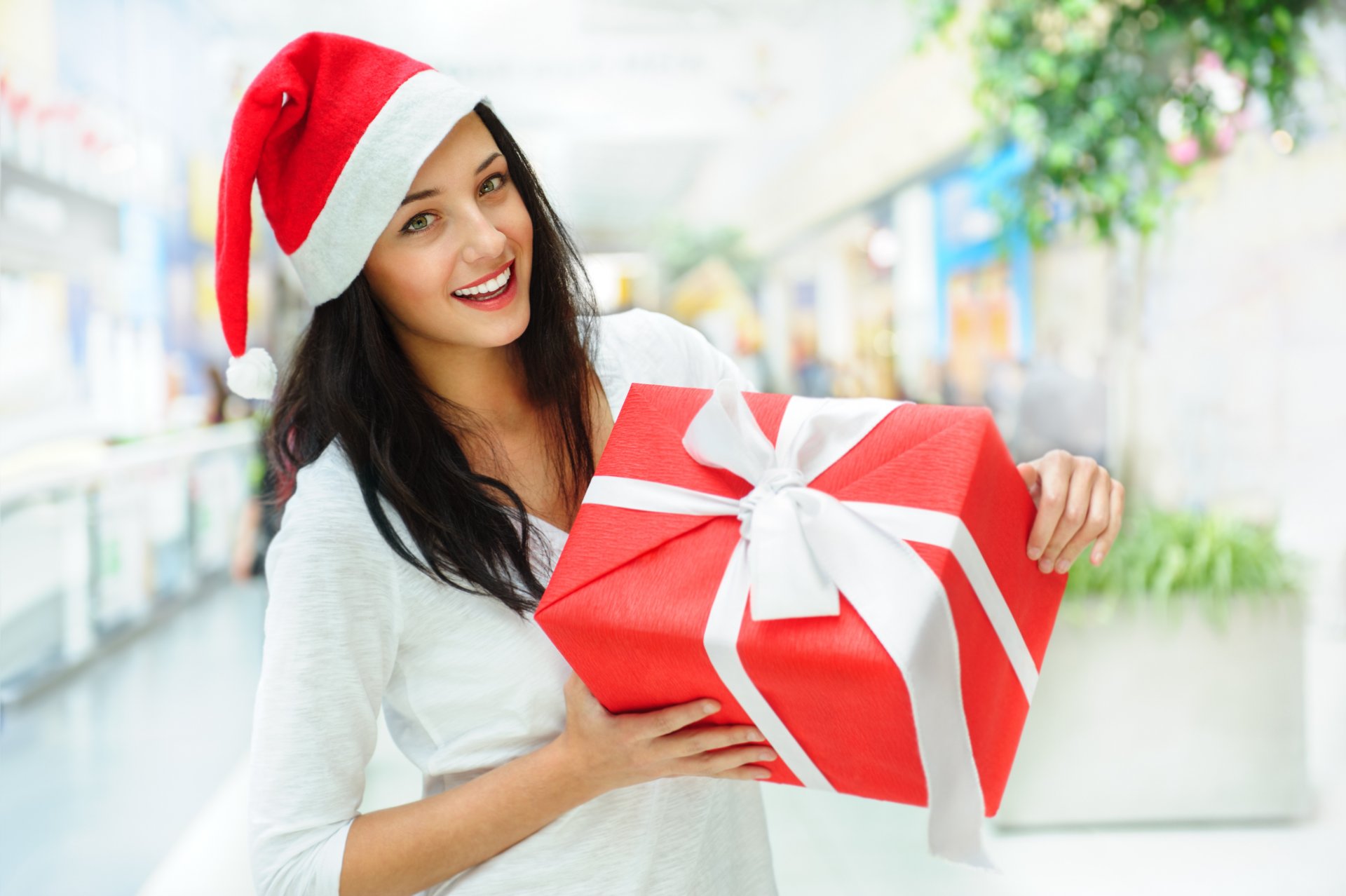 mädchen schneewittchen braunhaarige frau blick lächeln mütze box geschenk band