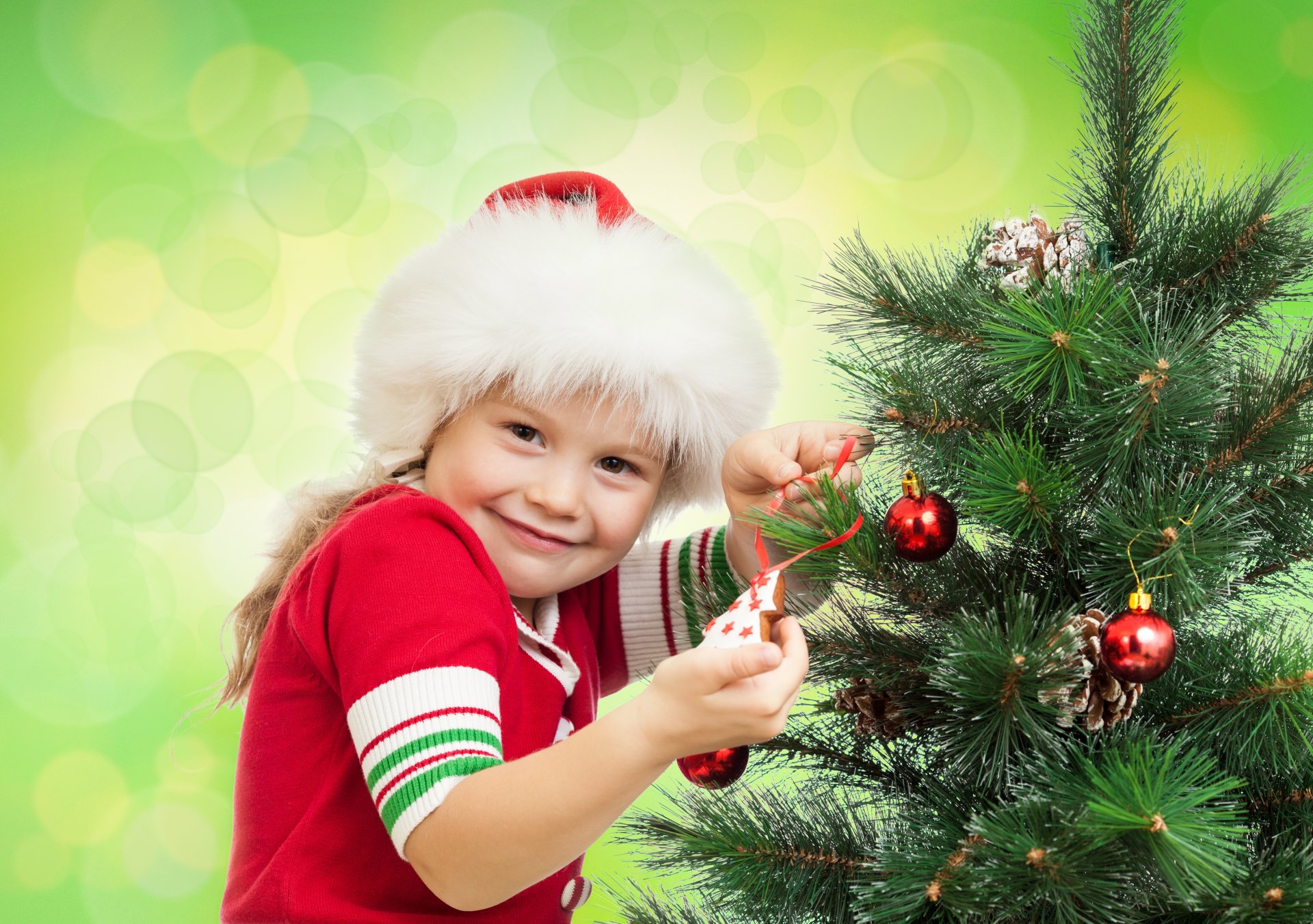 niña ojos marrones sonrisa campana adornos navideños conos vacaciones alegría