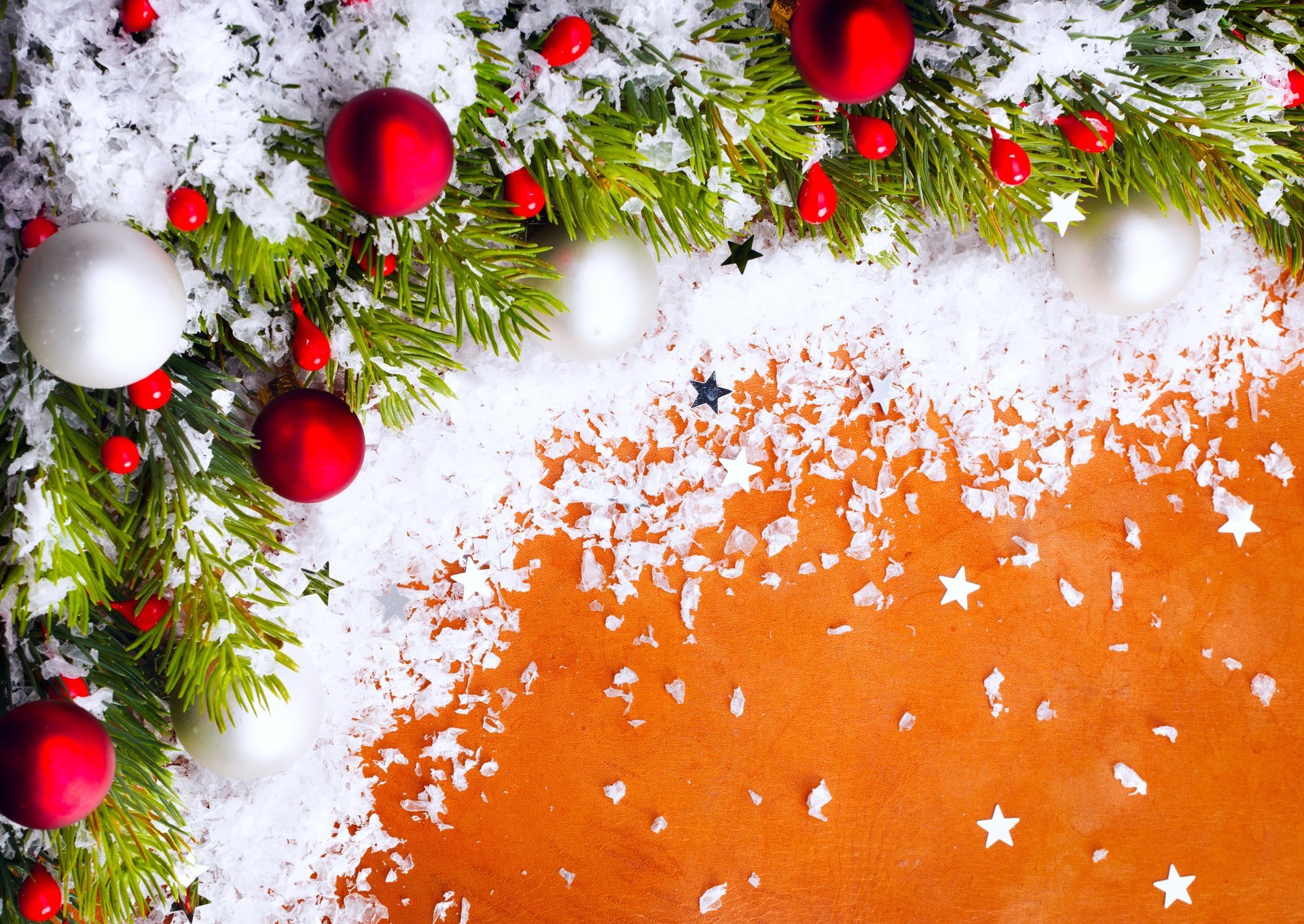 tanne weihnachtsbaum zweig schnee luftballons kugeln rot weiß spielzeug weihnachtsbaum neujahr weihnachten