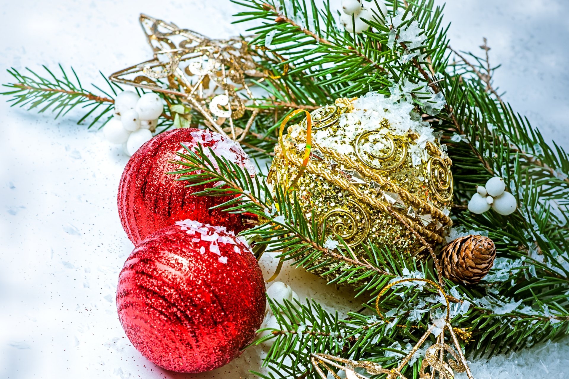 jouets arbre de noël nouvel an boules boules rouge or étoiles sapin branche pomme de pin nouvel an noël