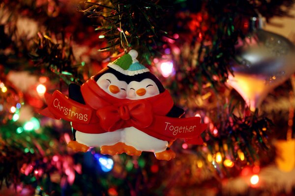 Los pingüinos crean un ambiente festivo en el árbol de Navidad