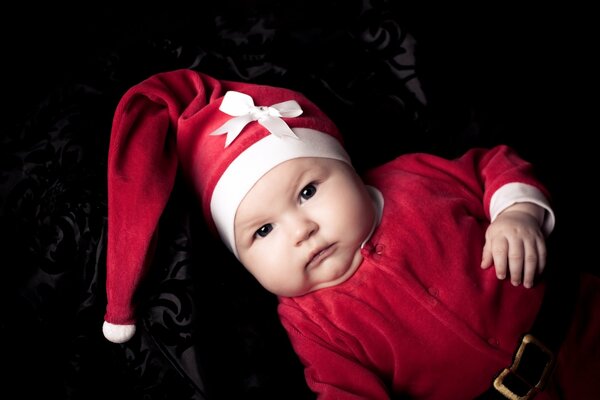 Bambino in costume da Babbo Natale festivo