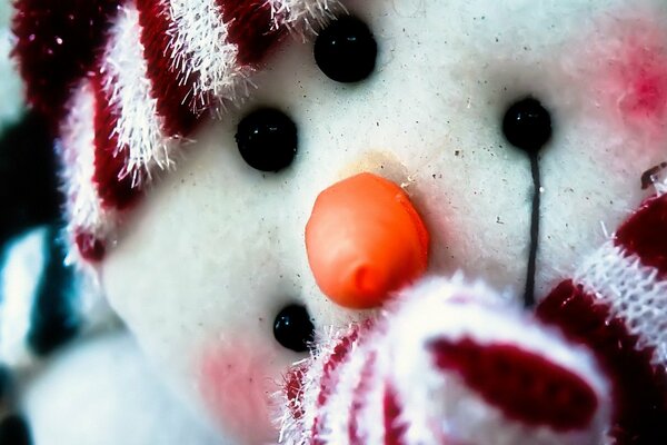 Pequeño muñeco de nieve sonriente de año nuevo