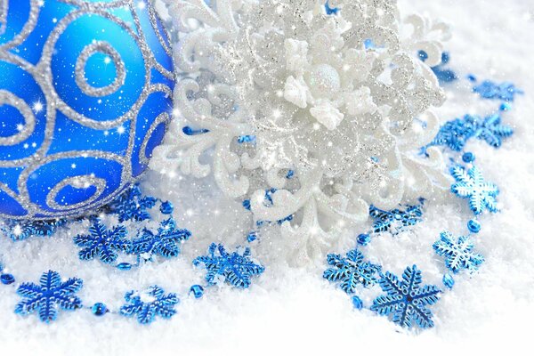 Decorations for the new year: snowflake balls