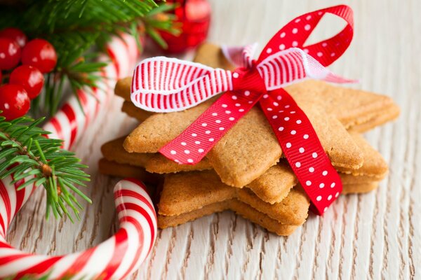 Pan de jengibre de año nuevo y piruleta debajo del árbol de Navidad