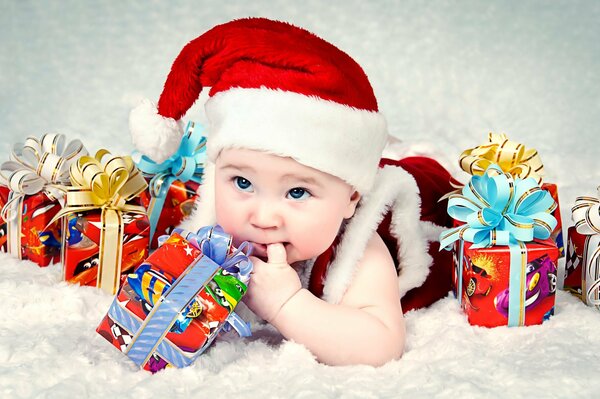 Enfant en costume de Noël avec des cadeaux