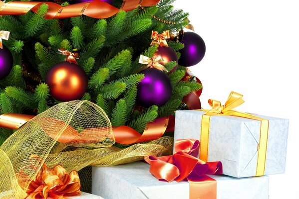 Cadeaux de Noël sous un bel arbre de Noël