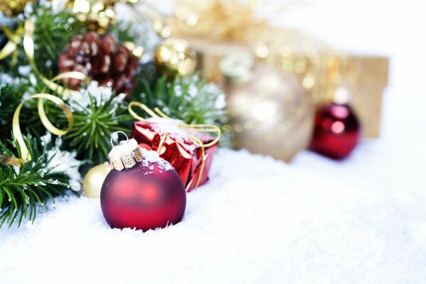 I giocattoli di Natale si trovano sulla neve vicino all albero di Natale