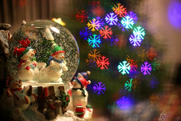 Noworoczna zabawka śnieżna kula z jasnymi płatkami śniegu