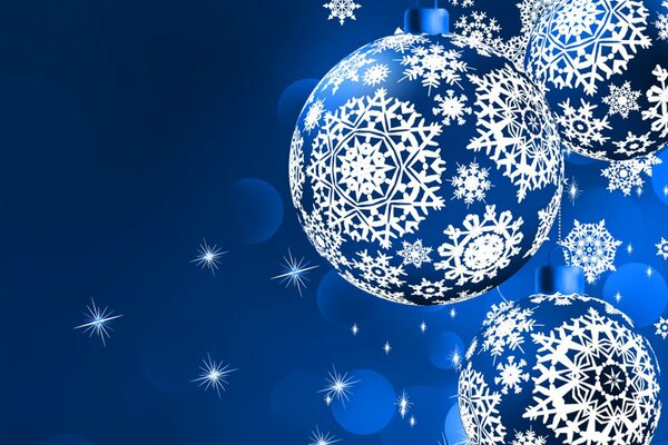 Blaue Weihnachtskugeln mit weißen Schneeflocken