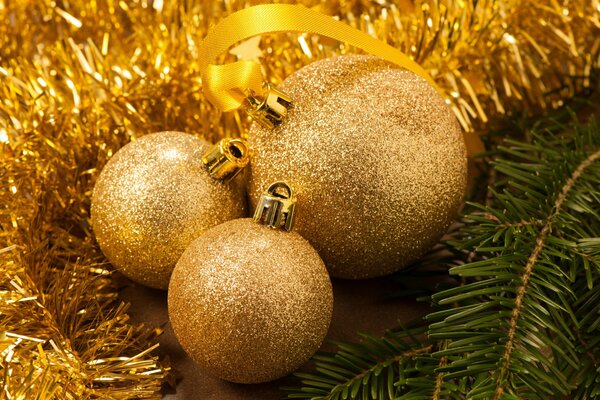 Año nuevo bolas de oro en el árbol de Navidad