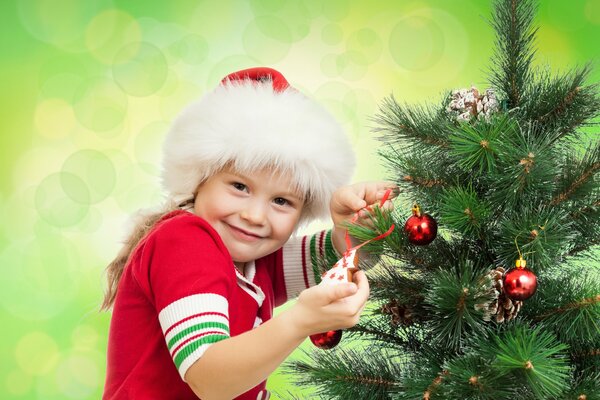 Garçon debout près de l arbre de Noël