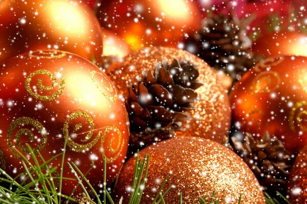 Rote glänzende Weihnachtskugeln und Tannenzapfen