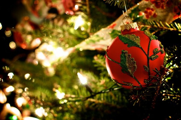 Boule rouge de Noël sur l arbre de Noël et guirlande