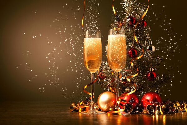 Champagner in Gläsern. Lametta, Spielzeug, Weihnachtsbaum