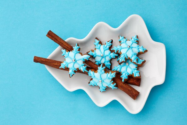 Weihnachtlicher Leckerbissen -Zimtstangen und Schneeflockenkekse