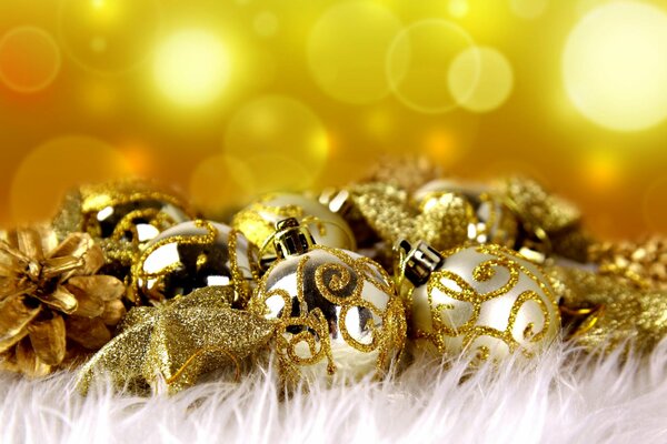 Décoration de Noël boules d or
