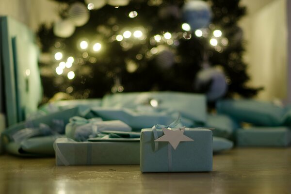 Regalos en el árbol de Navidad para el año nuevo