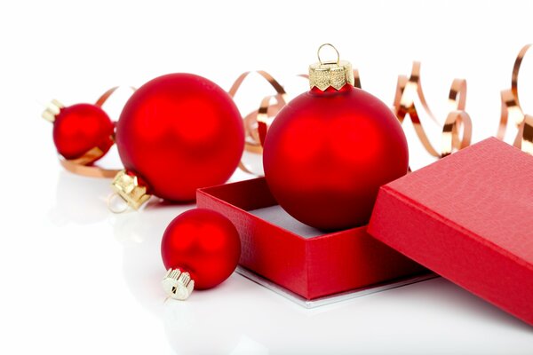 Palle di Natale rosse opache in una scatola