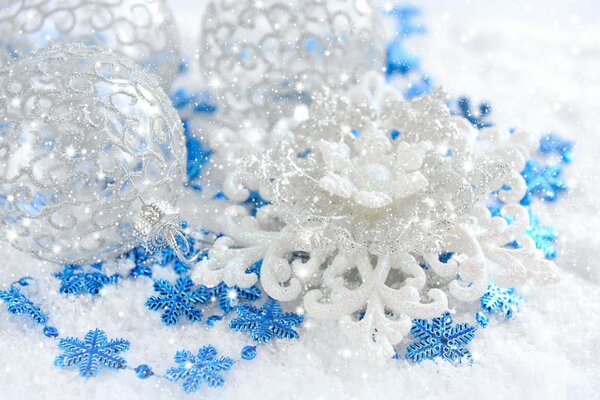 C est Noël. flocons de neige bleus, neige blanche